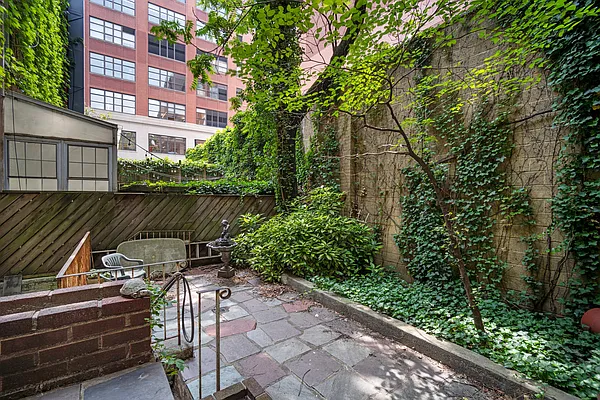 Sold by Compass | media 21