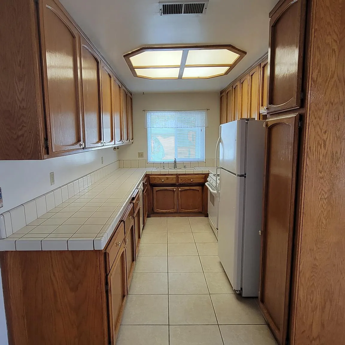 3 bed, 1299 sqft, $1,975 — Photo 2
