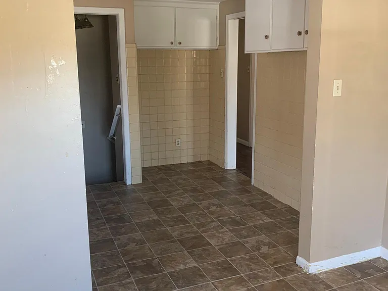 18711 Hoover St — Photo 5