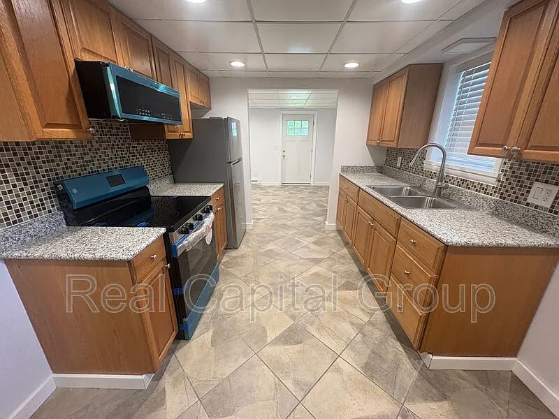 3 bed, 1.0 bath, $1,695 — Photo 4