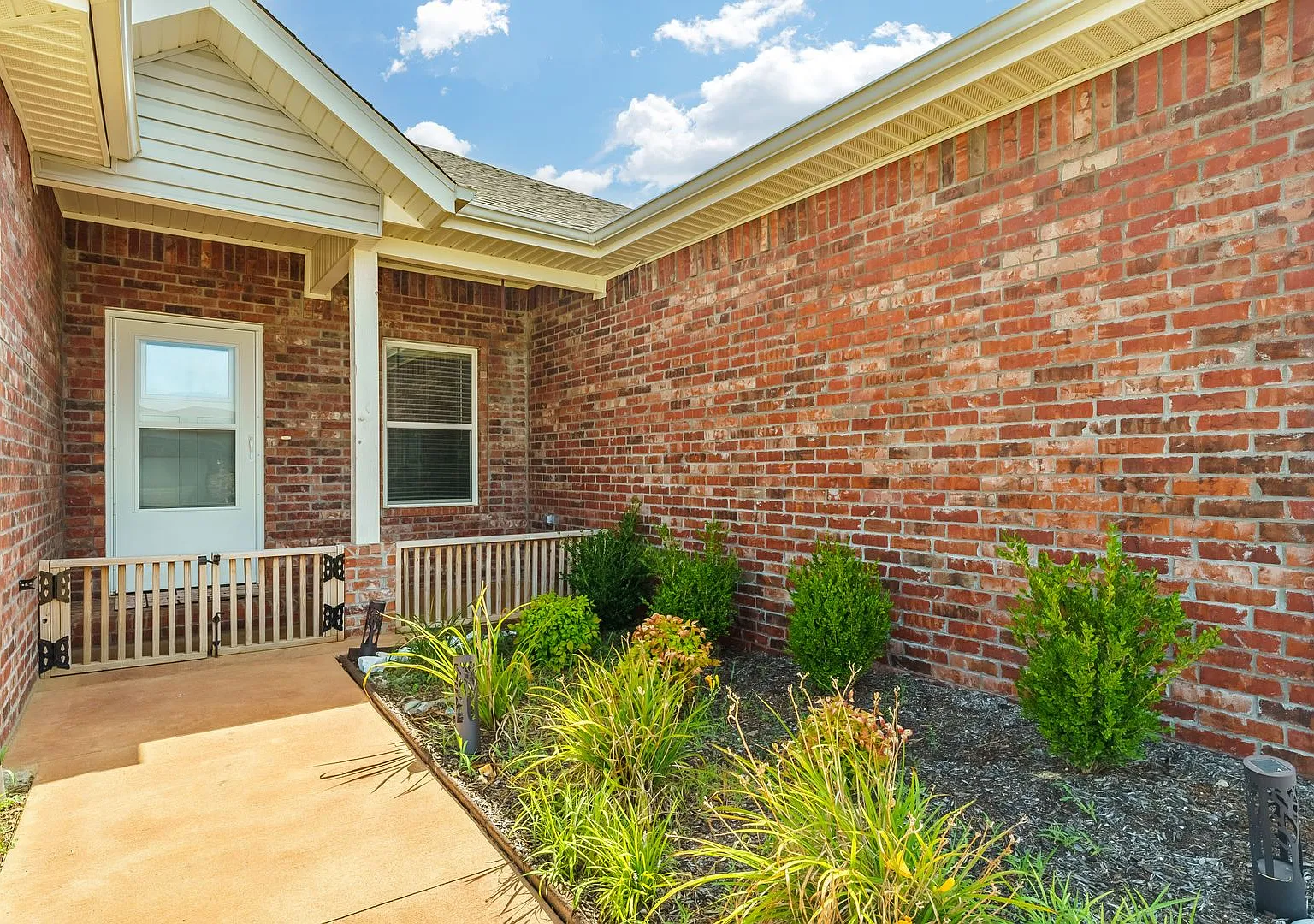 Ready Now! 3 bedroom 2 bath home — Photo 3