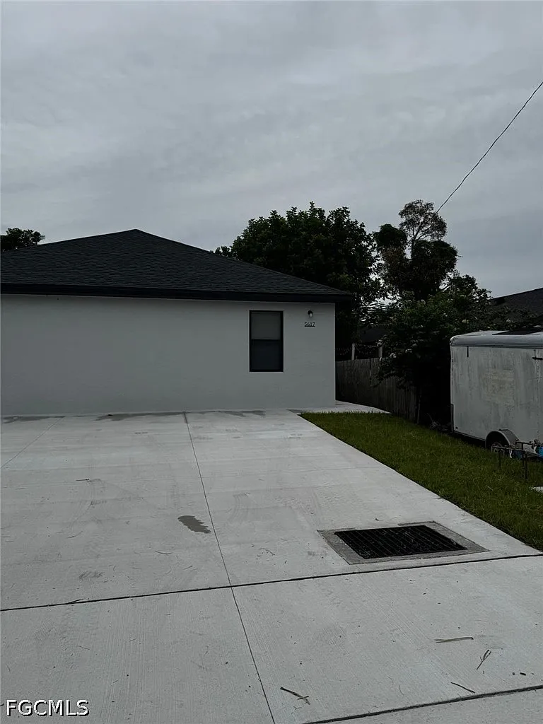 3 bed, 2.0 bath, 1200 sqft, $2,050 — Photo 2