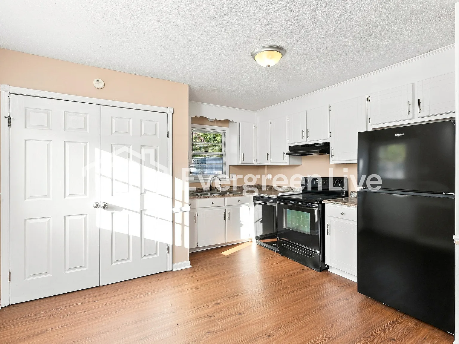 3 bed, 1.5 bath, 1056 sqft, $1,295 — Photo 2