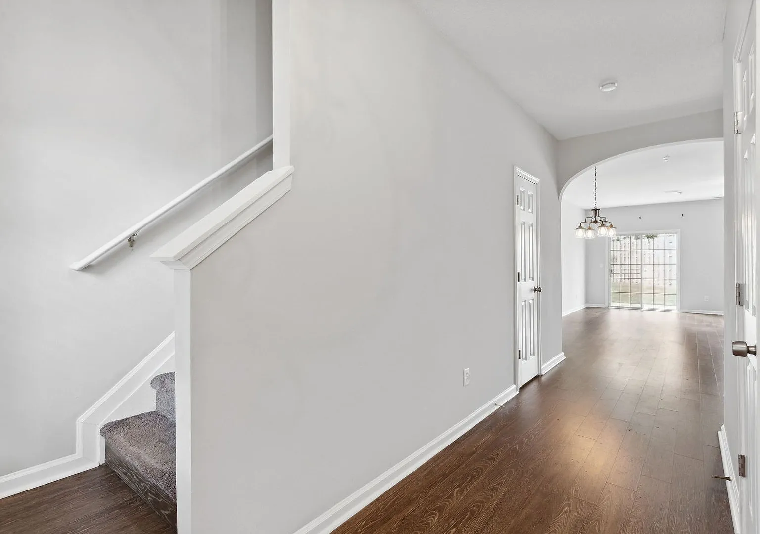 Azalea Circle Charmer Walkable, Stylish & Move-In Ready — Photo 2