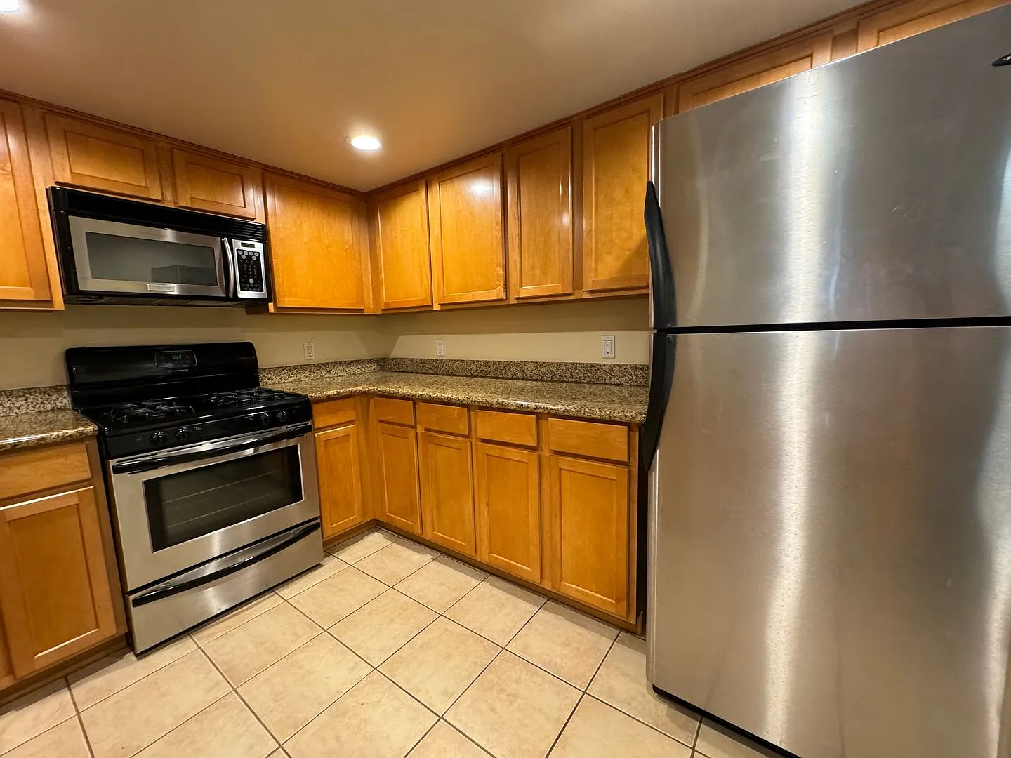 L'Gallia Studio City Apartments — Photo 4
