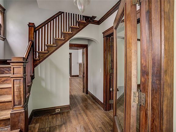 3rd image of 3046 Euclid Heights Blvd
