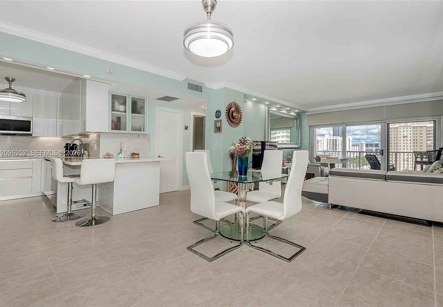 Hemispheres Condo — Photo 1