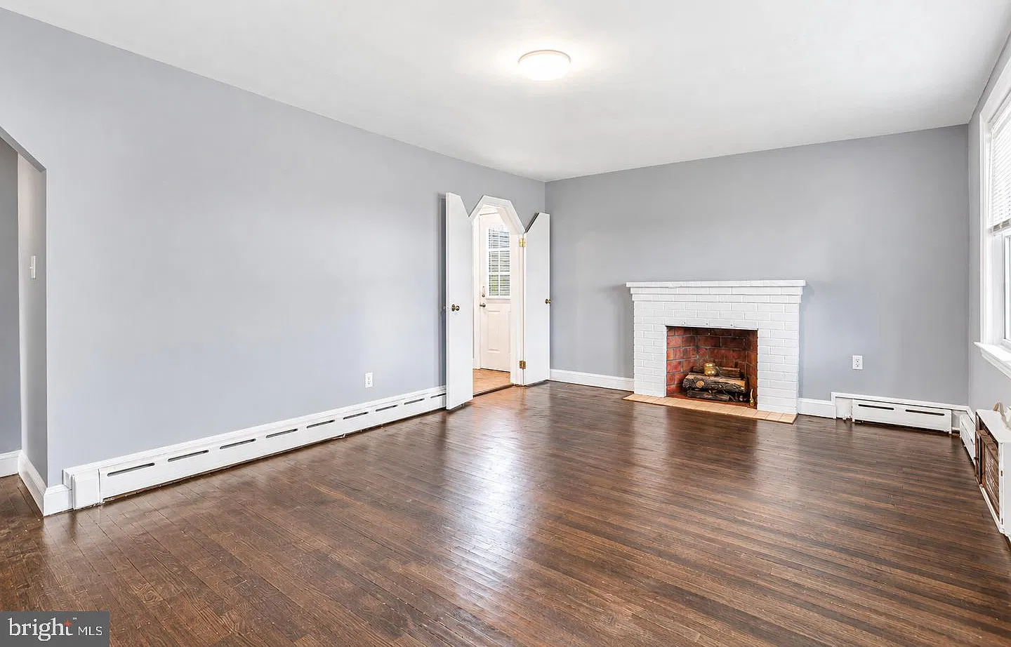 5 bed, 2.0 bath, 1752 sqft, $3,500 — Photo 2