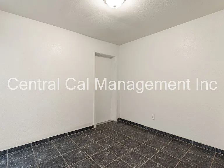 4200 Parkwood Ct — Photo 8