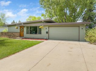 110 28th St SW, Minot, ND 58701