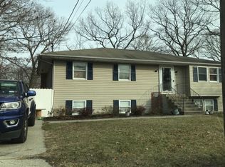 11 Pommer Ave, Farmingville, NY 11738