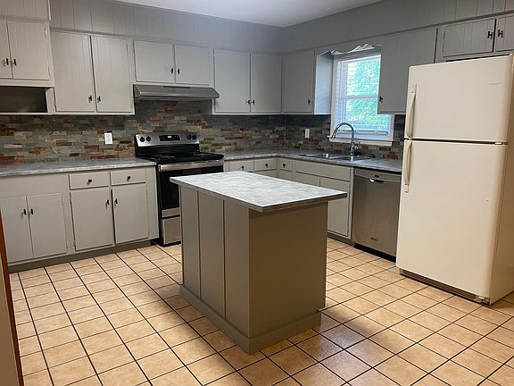 2nd image of 3528 Queens Way