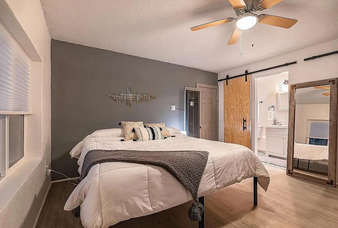 2 bed, 850 sqft, $2,400 — Photo 3