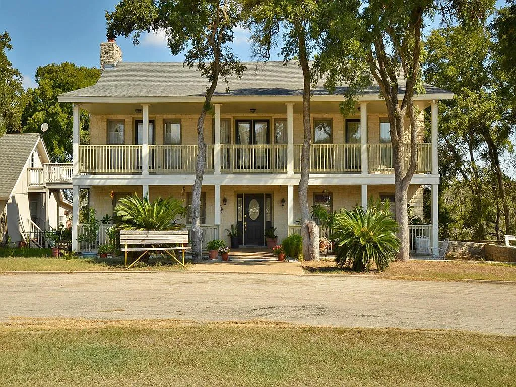 4 bed, 2.5 bath, 2548 sqft, $3,600 — Photo 2