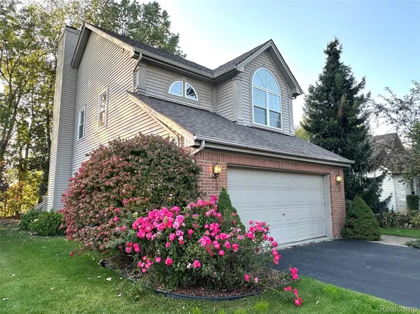 16166 Aspen Hollow Dr, Fenton, MI 48430