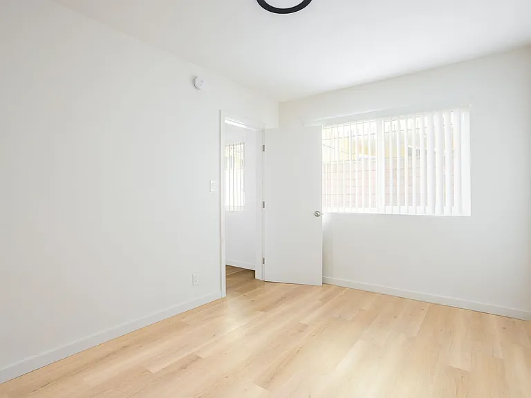 1811 Tamarind Ave — Photo 46