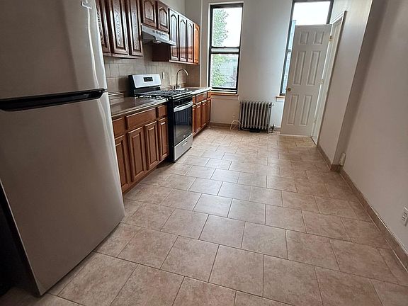 4th image of 251 Jefferson St APT 3L