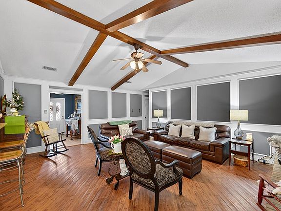 5th image of 209 Colonial Cir