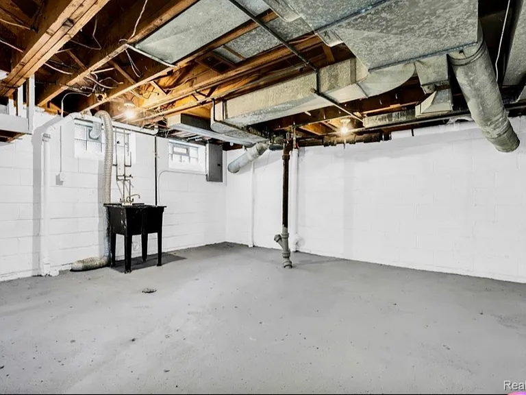 16350 Mack Ave — Photo 27