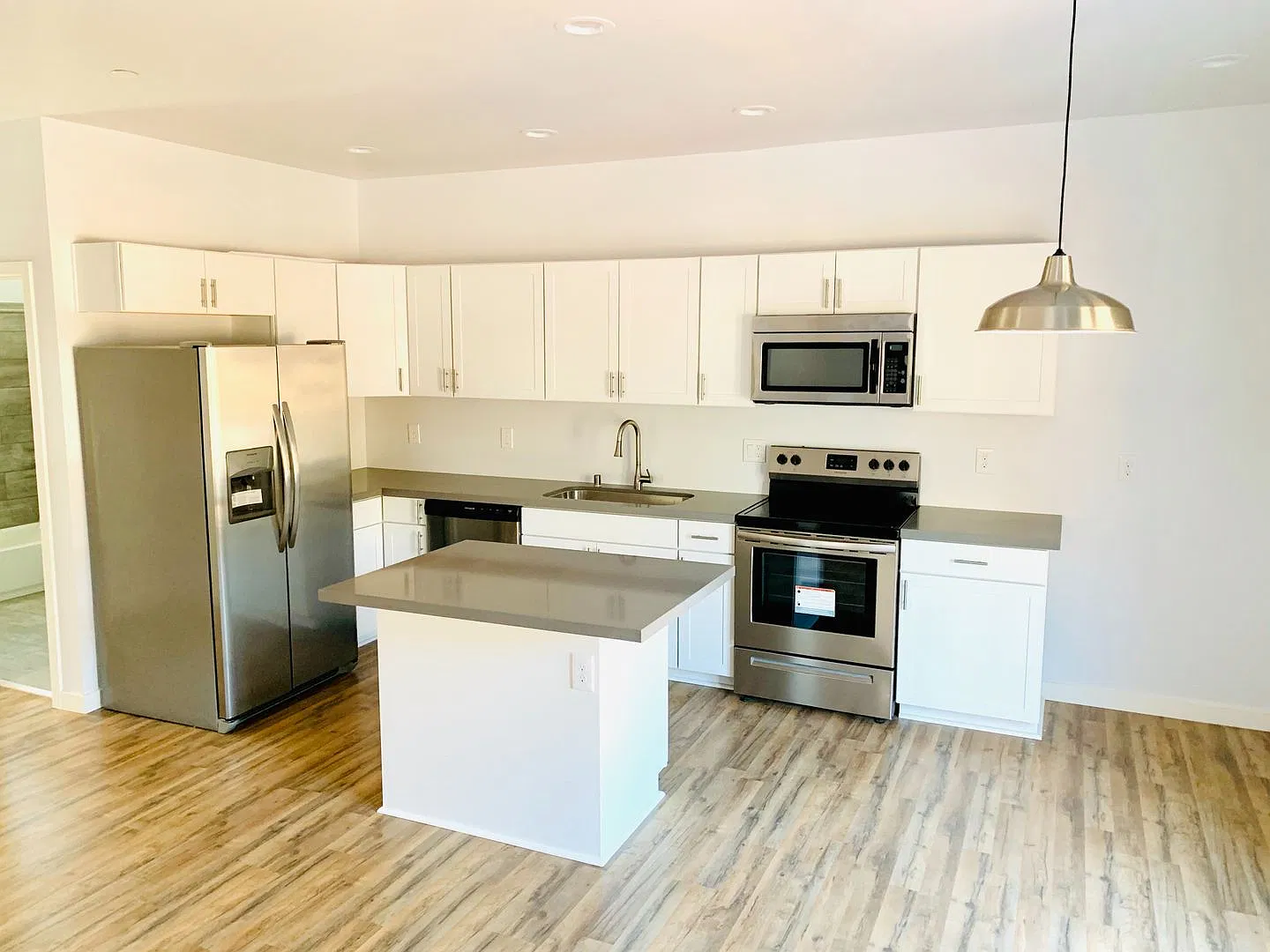 3 bed, 2.0 bath, 1565 sqft, $4,395 — Photo 2