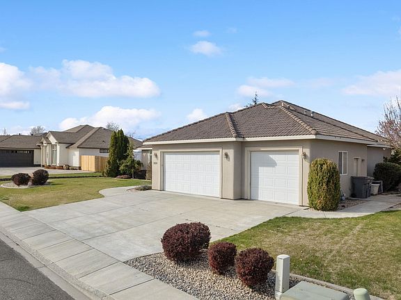 3rd image of 1484 Chardonnay Dr