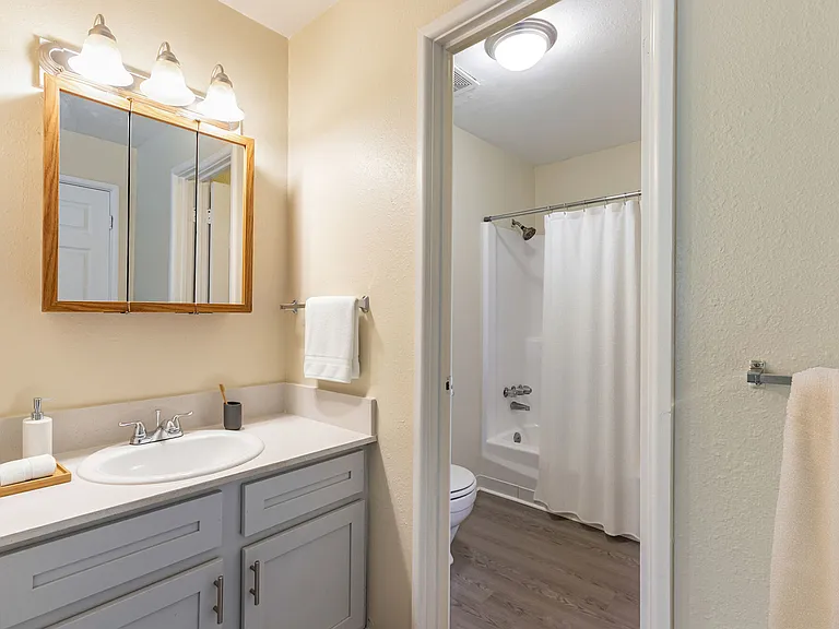 Straight Creek Apartments — Photo 12