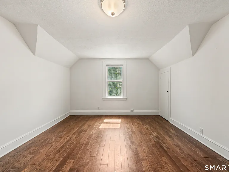 318 Suburban Ave — Photo 21