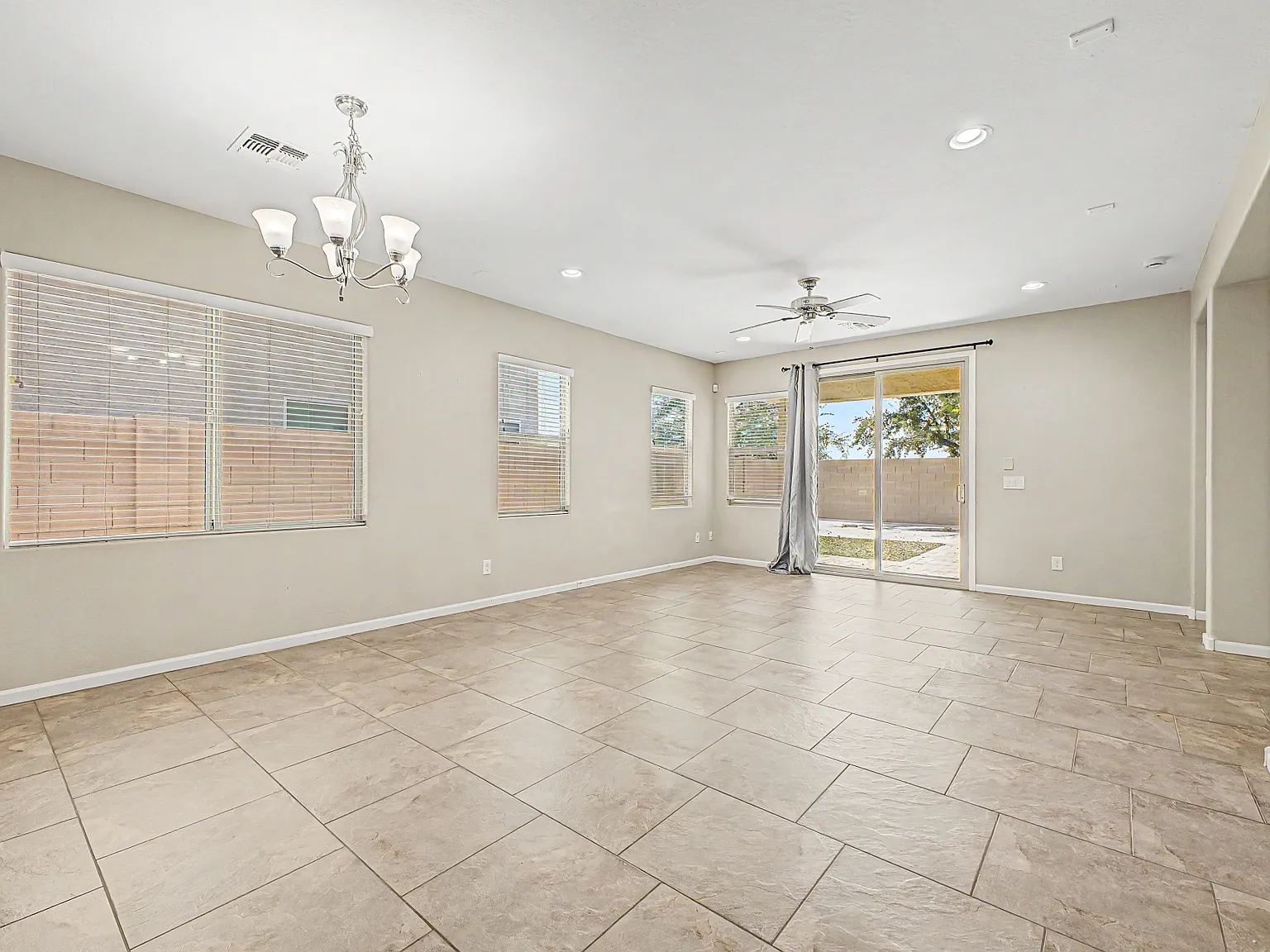 4 bed, 1976 sqft, $2,250 — Photo 2