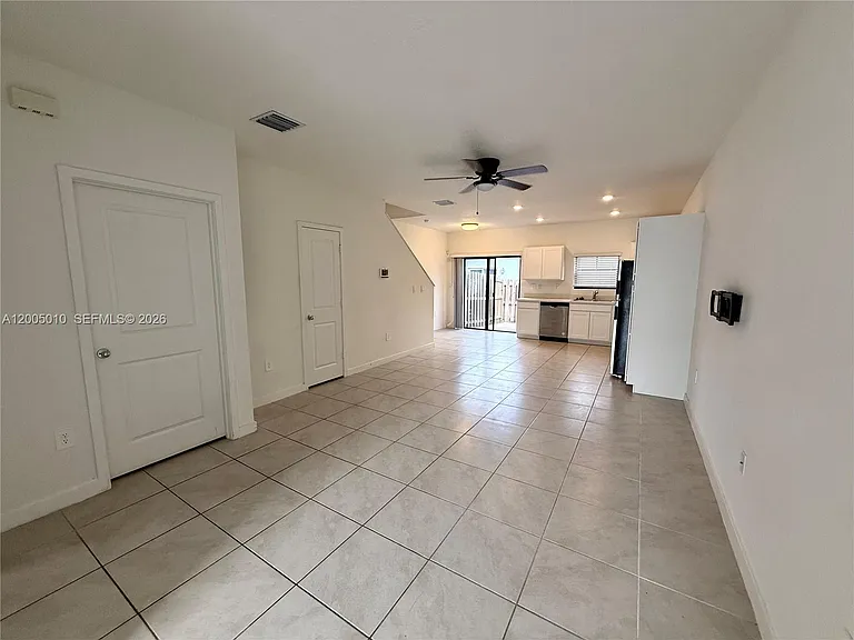 529 NE 1st Dr — Photo 3