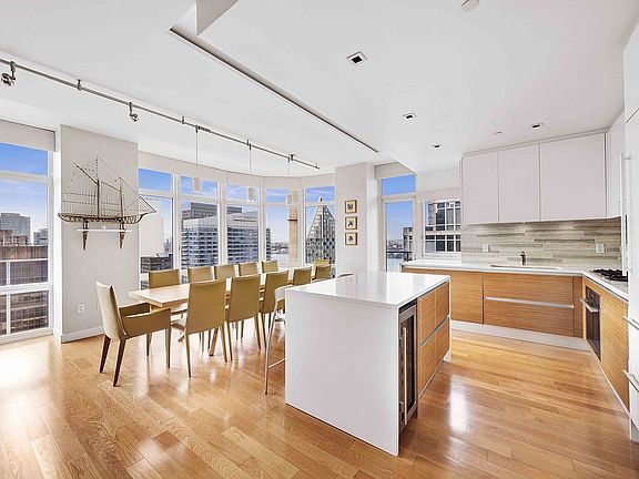 3rd image of 555 W 59th St APT 32B
