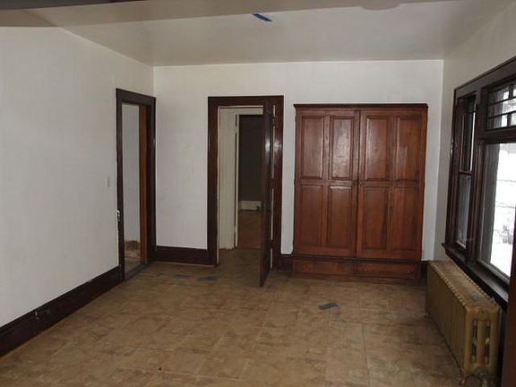 4th image of 726 Russell Ave N
