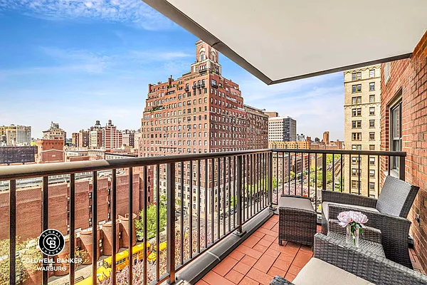 Sold by Coldwell Banker Warburg | media 2