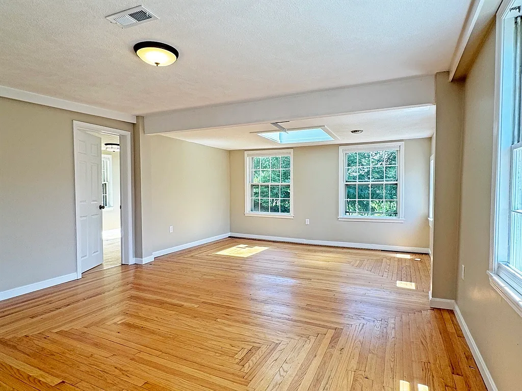 3 bed, 2.0 bath, 1300 sqft, $3,450 — Photo 2