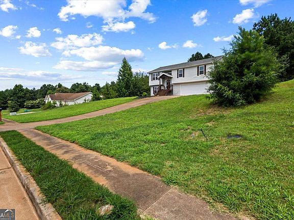 5th image of 305 Hunters Trce