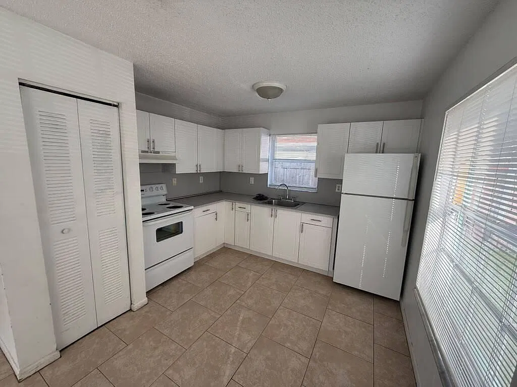 2 bed, 1.0 bath, 5501 sqft, $1,750 — Photo 2