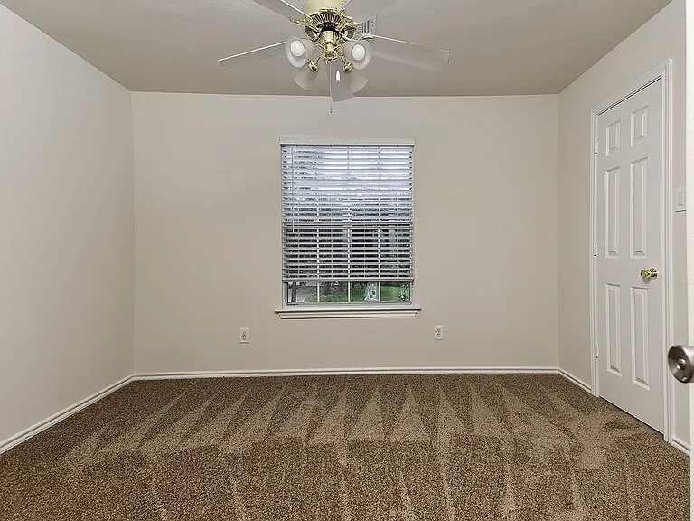 102 Blue Creek Ct — Photo 17