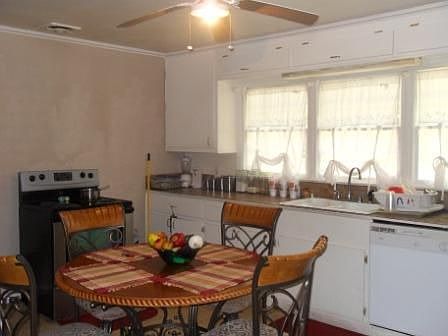 eat-in kitchen