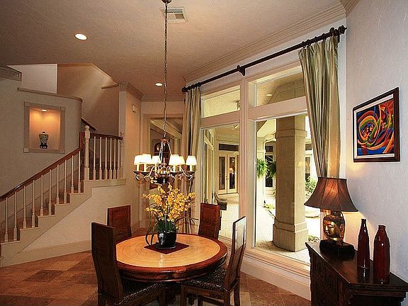 Enjoy the view while eating Breakfast, Lunch/Dinner. Easy access to upstairs