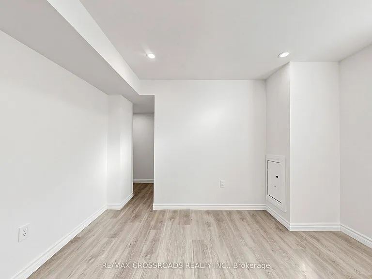1496 Simcoe St N — Photo 33