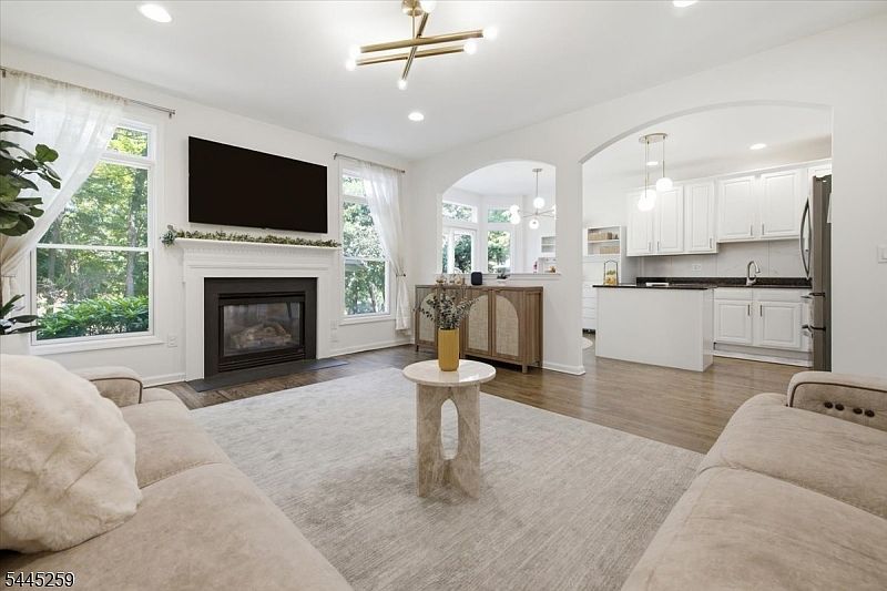 1st image of 21 Chestnut Ct #11