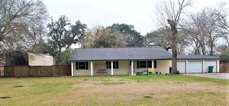1st image of 141 Cypress Dr