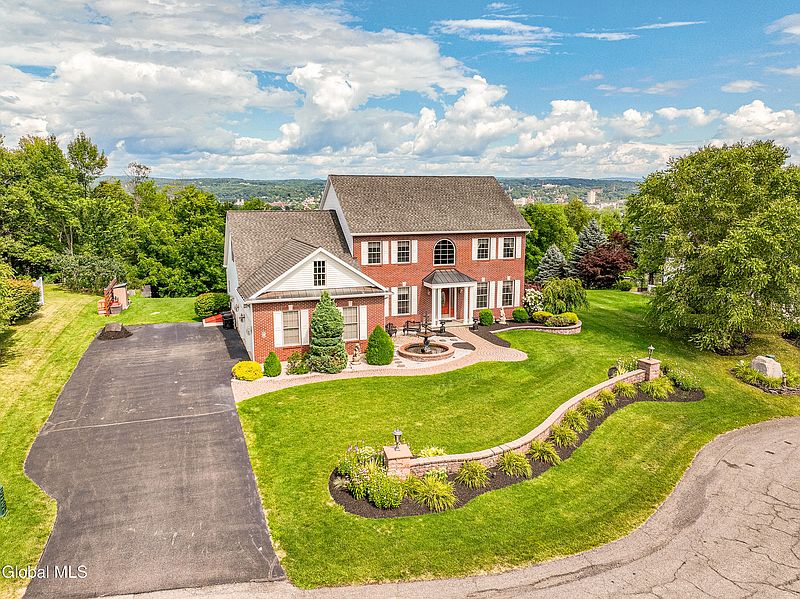 4th image of 14 Ridgefield Way