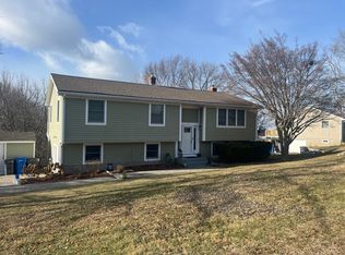 6 Algonquin Dr, Middletown, RI 02842