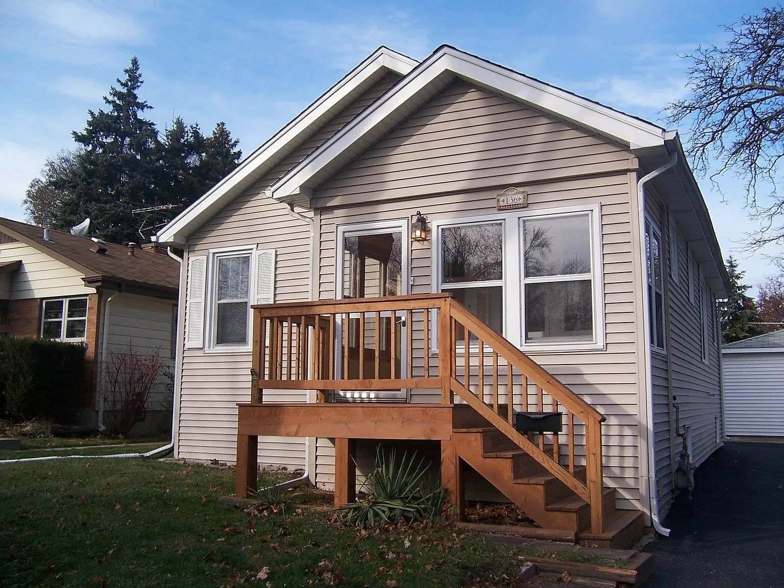 136 E Oak St photo 1