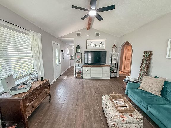 3rd image of 224 Maple Dr