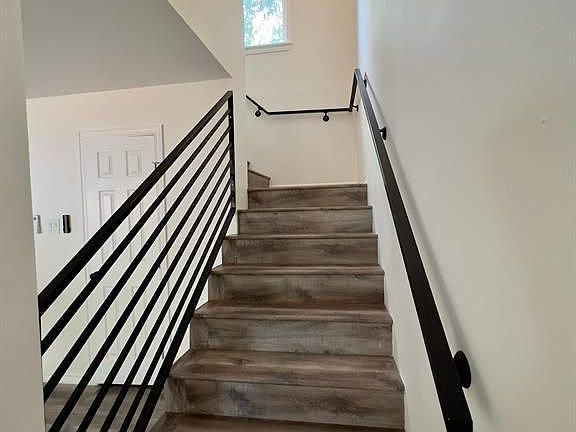 2nd image of 425 Hohldale St #B
