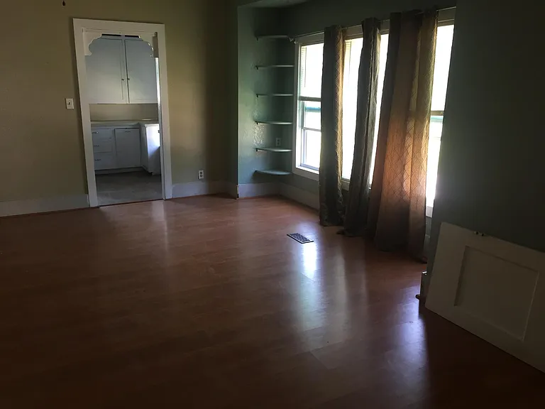 402 S Phoenix Ave — Photo 10