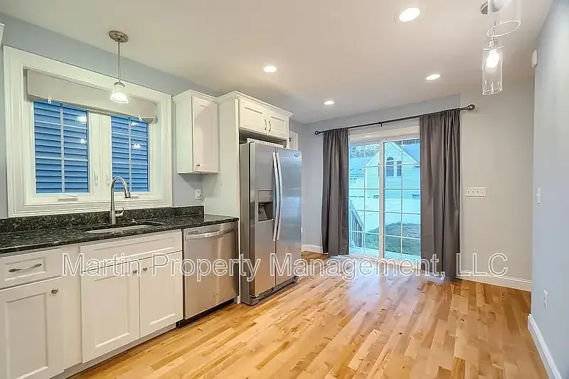 2 bed, 2.5 bath, 1323 sqft, $3,200 — Photo 3
