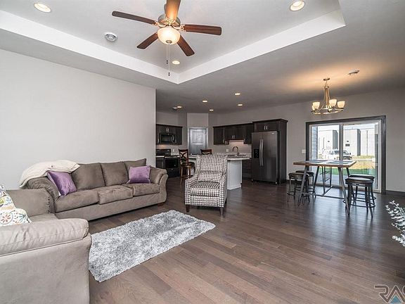 5th image of 127 Devitt Dr