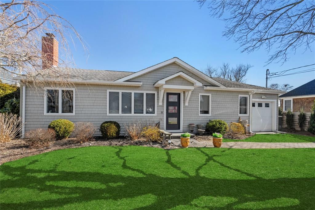  Single story turnkey home Enjoy the easy living waterfront lifestyle